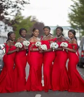 2021 Elegante rojo Off Shoulder African Black Girls Vestidos de dama de honor Mermaid Sweep Train Satin Plus Tamaño Formal fiesta de fiesta de fiesta