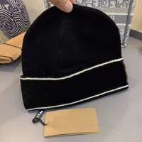 최고 품질의 클래식 편지 남자를위한 레이블이있는 니트 비니 모자 가을 겨울 따뜻한 두꺼운 양모 자수 콜드 모자 패션 스트리트 모자