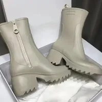 2022 Diseñadores de Lujos Mujeres Botas de lluvia Inglaterra Estilo impermeable Telloy PVC Lluvias de agua Zapatillas de zapato Zapatos de cabeza cuadrada Vintage Moda Rodilla-High Martin Boot