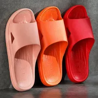 Zapatillas 2021 Baño antideslizante Mujeres Solitas suaves Confort Sandalias planas para el hogar Flip Flops Summer Beach Diapositivas Zapatos