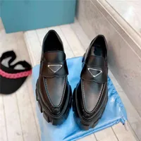 Zapatos de diseñador de calidad mocasines de cuero moda zapato zapatillas de deporte grueso de la plataforma puntiaguda plataforma de punta mulas triangle logo sneaker loafer