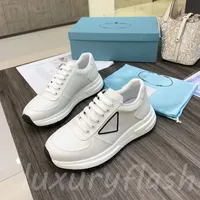 2022 Nya casualskor Fyra s￤songer Sneakers Ladies Designer Simple Fashion Nylon Sheepskin Inner Sport Running Shoes Luxurys Triangle