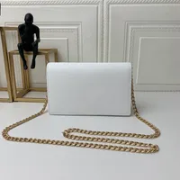Una borsa a tracolla bianca del designer per le ragazze con una bella borsa da sposa inclinata in pelle di lusso
