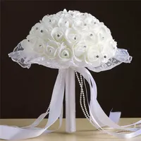Çelenkler şık ve sevgililer günü için yapay kristal fildişi kurdele içinde gül çiçekleri ile dekore edilmiştir