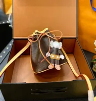 Mini Kova Çanta Moda Tasarımcısı Stil Mektup Anahtarlık Kolye Kadın Straddle Omuz Çantaları Yüksek Kalite Cüzdan WF2103181