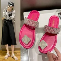 Sandalias de verano Mujeres Pisos Diamantes brillantes Flip-flops Diseño de moda SLI en zapatos Bling Crystal Zapatillas