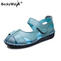 Beckywalk Cow Reatherの女性のサンダル夏の靴快適な閉じたつま先のアパート母Sandalias Mujer WSh2992