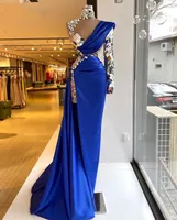 Sparkly Prom Dresses 2021 Singolo manica lunga al collo cristalli reali Royal Blue Satin Side Slit Formale Party Abiti da sera