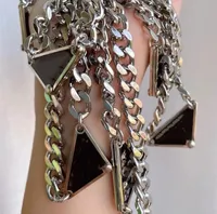2021 Gran nombre de la celebridad europea y estadounidense, con la carta colgante collar, expertos en moda de la calle Triángulo invertido Personalidad de metal Joyería de pareja fresca02