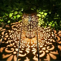 태양 램프 레트로 정원 램프 금속 중공 투사 교수형 랜턴 야외 조명 방수 풍경 빛