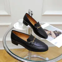 Marque Chaussures de haute qualité pour femmes Business Bureau Cuir Casual Shoe Designer Métal Boucle En daim Sneakers Taille 35-41