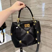 Desinger Rivet Top Handle Bag Lambskin Leather Nappa Roman Stud Womens Chain Luxurys Shoulder Bags Crossbody Handbag Fashion jWZ VALENTINOes