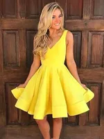 2021 желтый V-шеи атласная линия домохозяйственные платья ruched ruched длина на коленях короткие выпускные вечеринки дешевые коктейльные платья