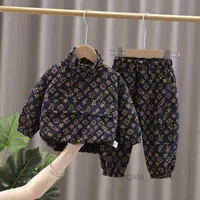 Bebekler Bebek Çocuk Erkek İki Parçalı Kıyafetler Moda Rahat Eşofman Kazak Ceket Ceket Tops + Büyük Yan Cep Pantolon Spor Yürüyor Giyim Seti 95% Pamuk G12901