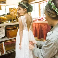 ユニークなレースの花の女の子の服を結婚式2017愛のプリンセスボホニアリッドメイドドレスチュールホワイトリトルガールズビーチドレス