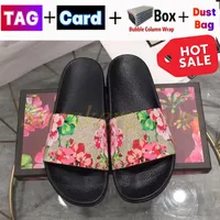 2022 Zapatillas de diseñador Hombres Mujeres toboganes con caja de flores correcta Tarjeta de bolsa para el polvo marca de lujo Zapatos con