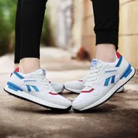 2021 Nefes Erkekler Koşu Ayakkabıları Kadınlar Vahşi Sneakers Moda Mesh Eğitmenler Hafif Antiskid Açık Yürüyüş Ayakkabı Unisex Spor Ayakkabı Kutusu Ile