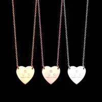 Diseñador Hombres Mujeres Amores Collares colgantes 316L Titanio Heart de acero Carto grabado Collar 18K Joyería de oro plateado 3 Color