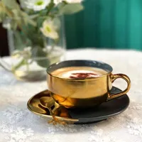 Fincan tabakları Avrupa porselen kahve fincanı ve tabağı altın İngiliz lüks kahvaltı kupa tazzine caffe noel