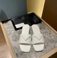 2021 Donne Designer Designer di lusso Slide Leather Tacchi alti Sandali romantici Summer Pantofole di alta qualità con scatola taglia35-40