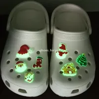 暗闇の中で輝くクロッグの靴のアクセサリーのための100ピースのカスタムPVCの明るいクリスマスシリーズグロー靴の魅力