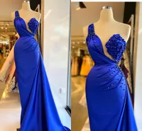 Sexig kunglig blå kväll prom klänningar en axel handgjorda blommor pärlor kristall sjöjungfru fest examen klänning för college speciellt tillfälle