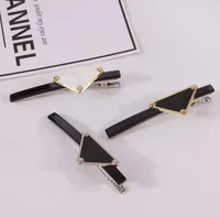 Diseñador de metal triángulo carta barrettes mujeres niña triángulos barrettes duckbill clip accesorios de moda Barrette de alta calidad
