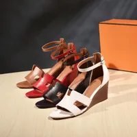 2022 Moda Sandalet Santorini Sandalet Kadınlar Klasik Yaz Lüks Düz Bayanlar Plaj Sandal Parti Düğün Terlik Kutusu