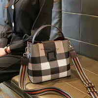 Luxurys 디자이너 카운터 여성 2021 새로운 체크 무늬 버킷 패션 기질 휴대용 어깨 다기능 메신저 백