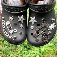 Metall punk croc charms designer vintage pin rivet kedja sko dekoration träskor barn pojkar kvinnor tjejer gåvor charm för croc jibbi