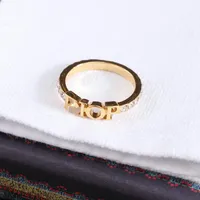 2022 diseñador de moda oro letra anillos bague para lady mujeres fiesta boda amantes regalo compromiso joyería sin caja