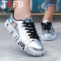 Lace Up erkek Sneaker Sıcak Koşu Ayakkabıları Adam Büyük Boy Spor Ayakkabı 2020 Graffiti Adam Spor Ayakkabı Işık Gümüş Glitter Zapatos A4