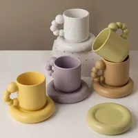 Kubki Nordic Style Creative Water Cup Ceramic Kubek Coffee Cups z Handrip Ceramics Juice Macaron Color Saucer Set