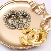 Designer Brosche Brand Briefe Diamant Broschen Pin Geometrische Luxus Frauen Charme Kristall Strass Pearl Pins für berühmte Hochzeitsfeier Jewerlry Accessoires