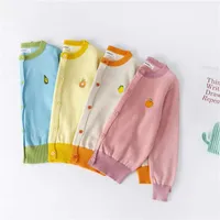 Vårkoreanska versionen Tunna barns T-shirt Härlig solid färg Bomull Långärmad Rund Neck Frukt Broderi T-shirt 1018 03 Y0925