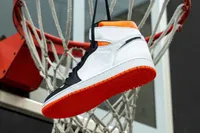 الكلاسيكية 1 عالية og الكهربائية البرتقالي الرجال الأحذية في الهواء الطلق المرأة jumpmen 1S الرياضة حذاء رياضة البرتقال الأبيض المدربين السود حجم EU36-46