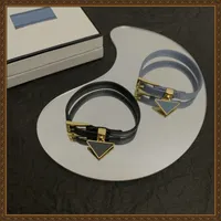 Smycken Hand Catenary Kvinnor Mode Läder Armband Triangelskylt Guld Hand Skin Kedjedesigners Armband Lyx Main Chaîne Cuir Shoulian