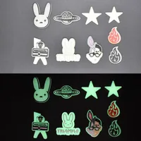 9 Style Bad Bunny Glow Shoe Charms Leuchten Schnallen Charme Dekoration, Croc Schuhe Zubehör, das im Dunkeln leuchtet
