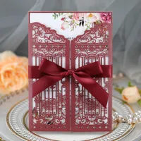Bordo Kapısı Fold Düğün Davetiyesi Kartları ile Çiçek Kişiselleştirilmiş Baskı Ve Zarf DIY Lazer Kesim Hediye Evlilik Gelin Duş Parti Için Davet Ediyor