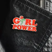 Pembe İngilizce kelime kız güç kadın güç yaratıcı metin gül mektubu rozeti broş