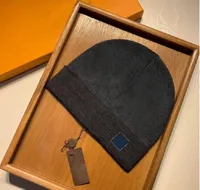 Классический дизайнер зимний шанс мужчины и женщины мода дизайн трикотажные шапки осенние шерстяные шляпа буквы жаккарда унисекс теплый череп шапка 99A2