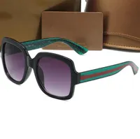22113 Män Klassisk Design Solglasögon Fashion Oval Frame Beläggning UV400 Lens Kolfiber Legs Sommarstil Glasögon med låda