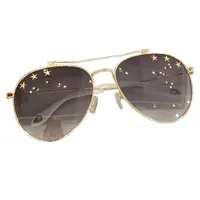 Solglasögon för män och kvinnor sommarstil 7057 Anti-ultraviolett retroplatta Full metall oval ramdesign med stjärna mode glasögon slumpmässig låda