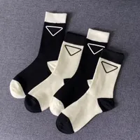 2021 En Kaliteli Tasarımcı Erkekler Ve Kadın Çorap Markaları Lüks Spor Kış Mektubu Örgü Çorap Çorap Çorap Pamuk 4 adet / grup Kutusu ile