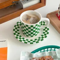 Mokken Chic Grids Ceramic Coffee Cup Saucer Set Vintage Drinken Melk Thee Mok met Plaat Home Office Cafe Table Aesthetic Decor 245ml