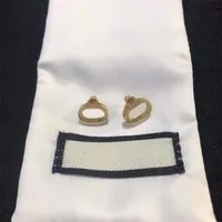 Designer ihåliga brev studs örhängen för kvinnor mode smycken vintage guld färg stud örhängen klassisk presentpaket 28df