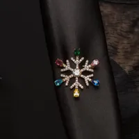 Pins, spille Fashion Multi colore Zircone Snowflake Snowflake Brooch Waterdrop Semplice gioielli perno da donna naturale