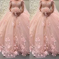 2022ロマンチックなピンクの3D花の花のボールガウンQuinceanera Promのドレスケープラップカフタンセクシークリスタルビーズレースロングスイート16ドレスvestidos 15 Anos Plusサイズ