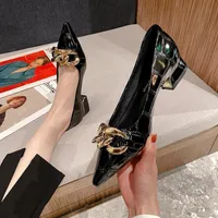 Elbise Ayakkabı kadın 2021 Stil Retro Sivri Toe Kalın Topuk Patent Deri 3cm Metal Zincir Pompalar