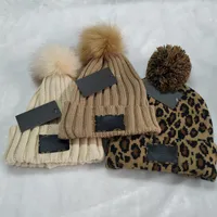Vintermärke kvinnlig päls pom poms hatt mode keps för kvinnor designer stickade bönor kepsar kvinna mössor